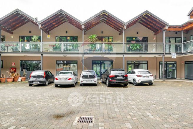 Attivitã /licenza (con o senza mura) in commerciale in Via del Lavoro 32