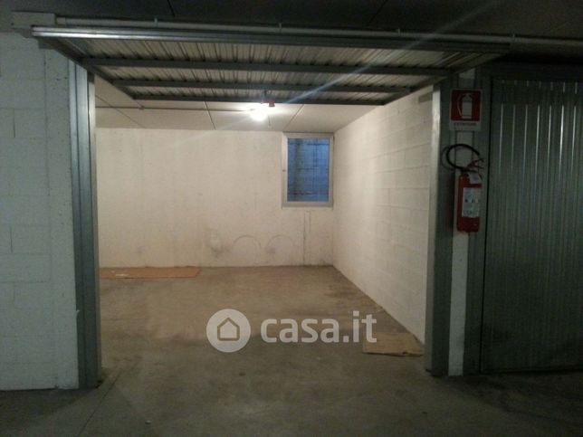 Box/posto auto in residenziale in Via Imola 8