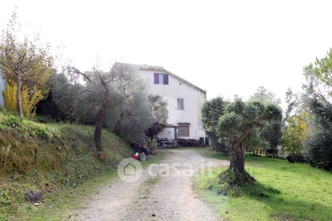 Villa in residenziale in Via dei Larici 11