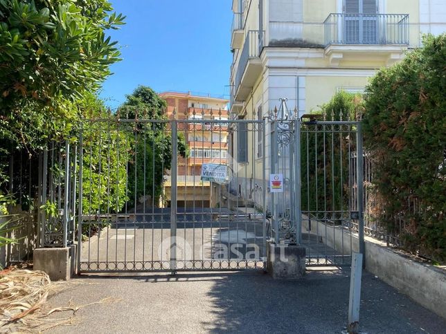 Box/posto auto in residenziale in Via L. Zuppetta 16