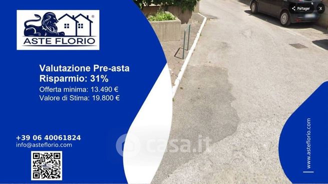 Box/posto auto in residenziale in Via Variante Appia 4