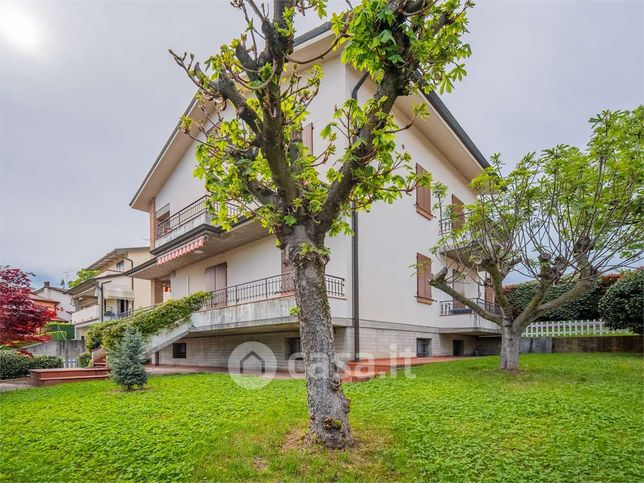 Casa bi/trifamiliare in residenziale in 