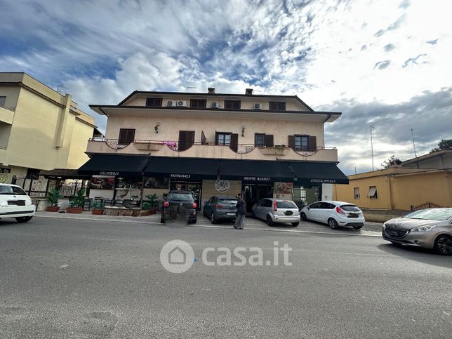 Negozio/locale commerciale in commerciale in Via Palombarese 306