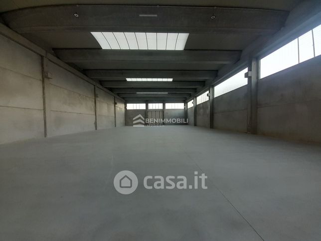 Capannone in commerciale in Via Louis Blériot 21