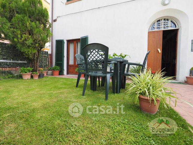 Casa bi/trifamiliare in residenziale in