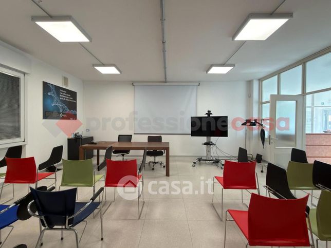 Ufficio in commerciale in 