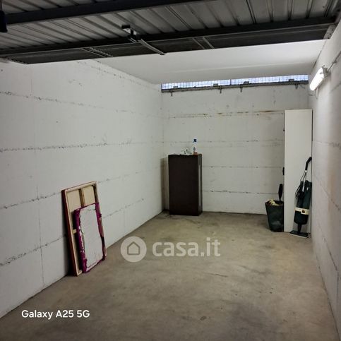 Box/posto auto in residenziale in Viale Campania 7
