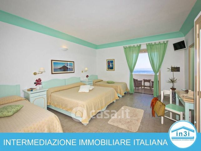 Attivitã /licenza (con o senza mura) in commerciale in Via Cesare Battisti 76