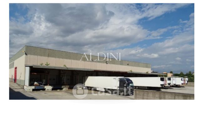 Capannone in commerciale in 