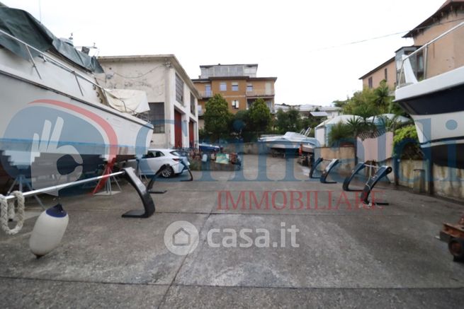 Capannone in commerciale in 