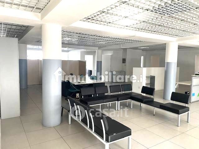 Ufficio in commerciale in Via del Lavoro