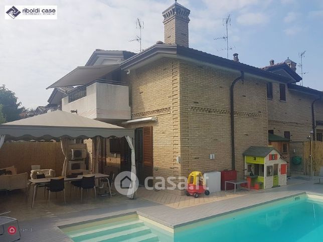Villa in residenziale in Via Lombardia