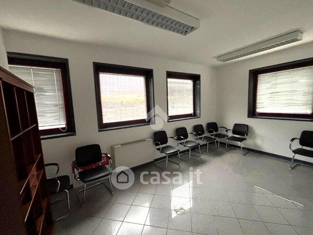 Ufficio in commerciale in Via Albertino da Corona 1