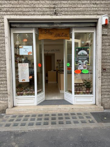 Attivitã /licenza (con o senza mura) in commerciale in Via Marcantonio Bragadin