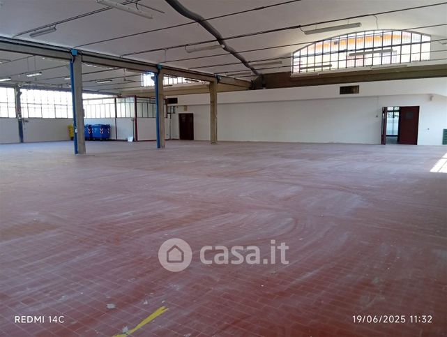 Capannone in commerciale in 