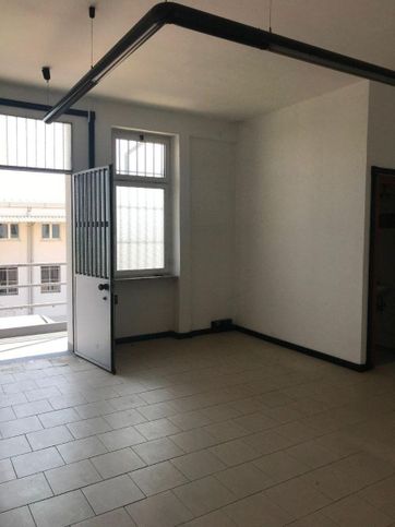 Capannone in commerciale in Via Luigi Galvani 36