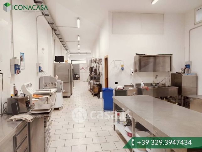 Attivitã /licenza (con o senza mura) in commerciale in Via Raffaele de Cesare