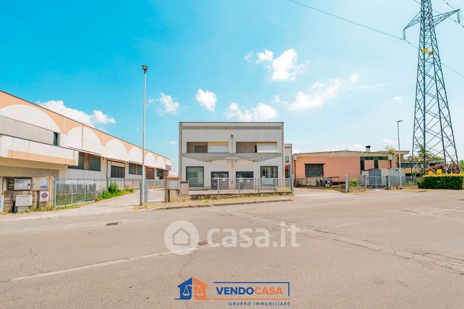Capannone in commerciale in Via Cascina Colombaro 55