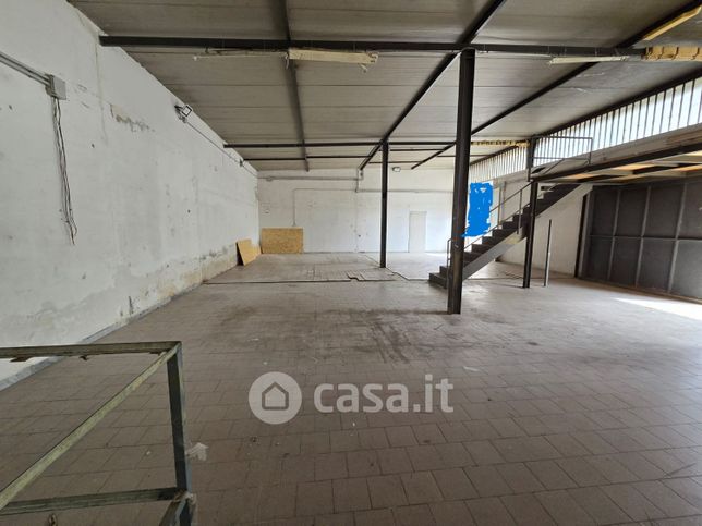 Capannone in commerciale in Via Casalanno 300