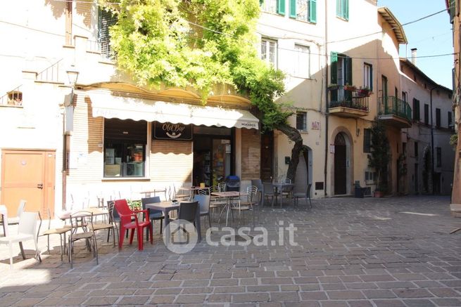 Attività/licenza (con o senza mura) in commerciale in Piazza Comunale 19