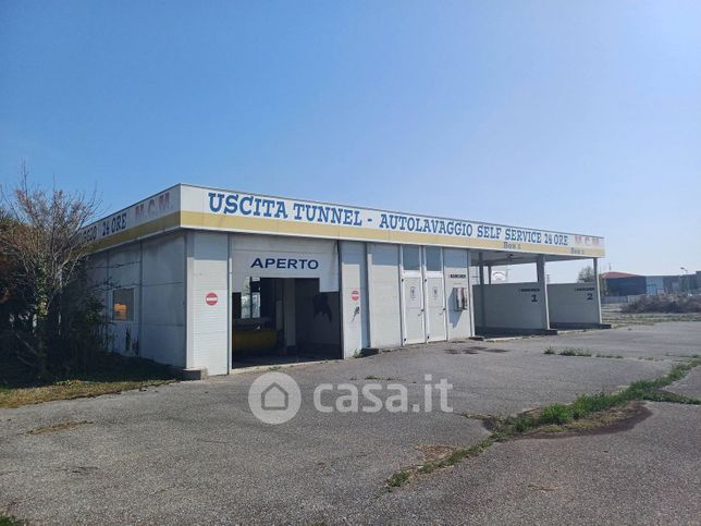 Capannone in commerciale in Via Violis 3