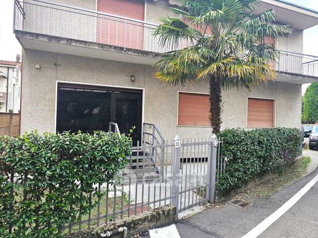Ufficio in commerciale in Via Consorziale dei Boschi 50
