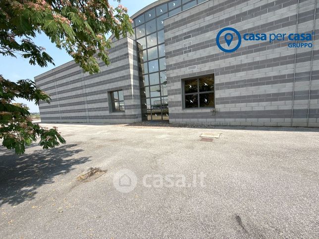 Capannone in commerciale in Via V. Veneto