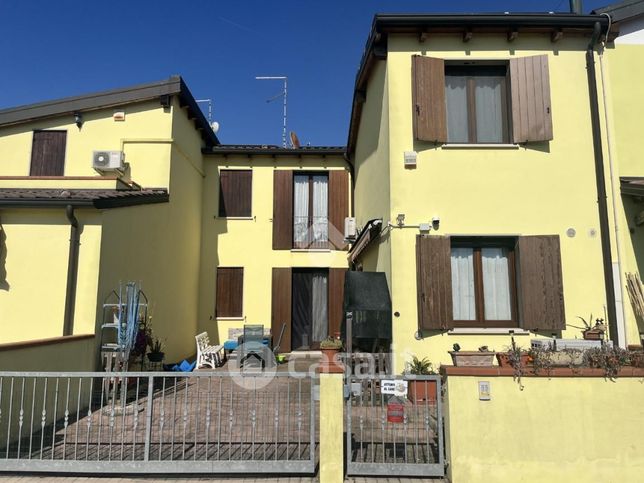 Villetta a schiera in residenziale in Via Cento 388