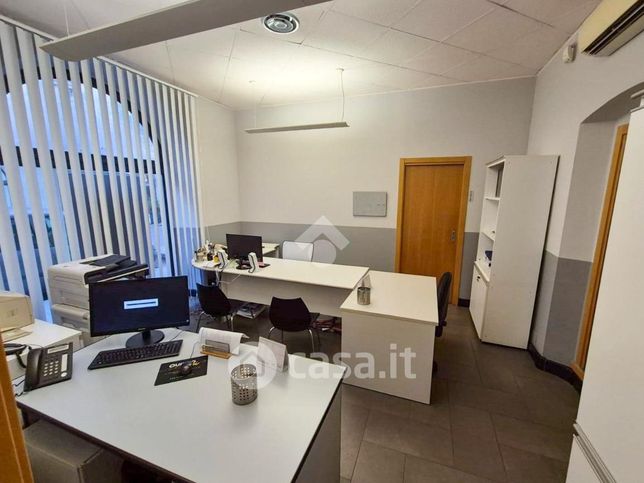 Ufficio in commerciale in Via Gianbattista Moroni 180