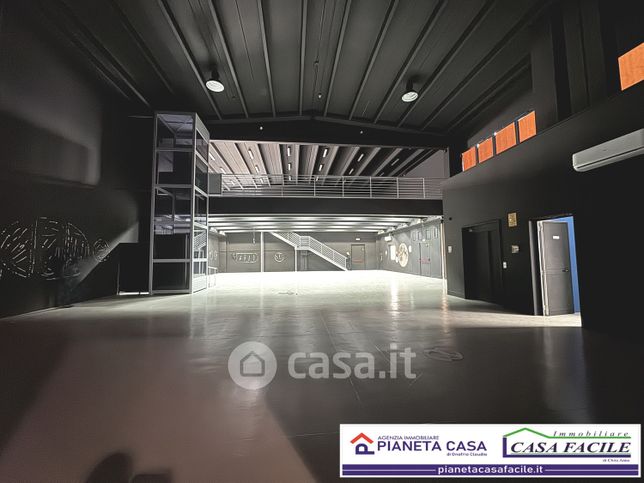 Capannone in commerciale in Via delle Fiere
