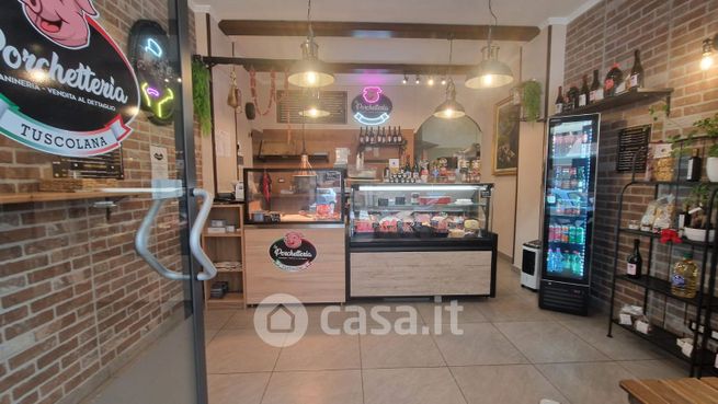 Attività/licenza (con o senza mura) in commerciale in Via Statilio Tauro 14