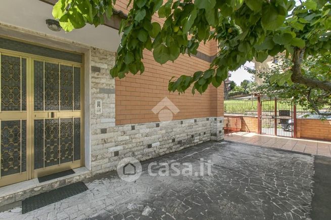 Villa in residenziale in Via Monte Gennaro 11