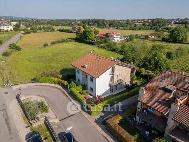 Casa bi/trifamiliare in residenziale in Via Tre Santi 98A