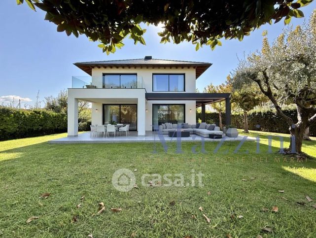 Casa bi/trifamiliare in residenziale in Via Salvador Allende