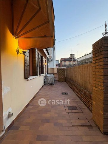 Casa bi/trifamiliare in residenziale in 