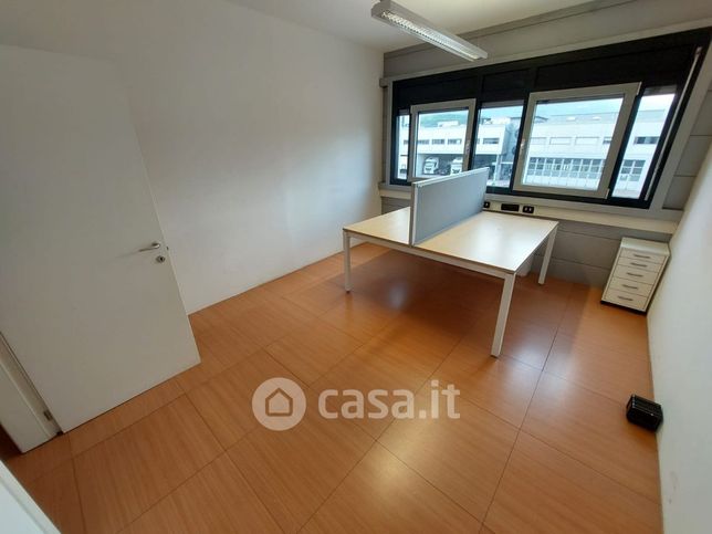 Ufficio in commerciale in Via Luis Zuegg