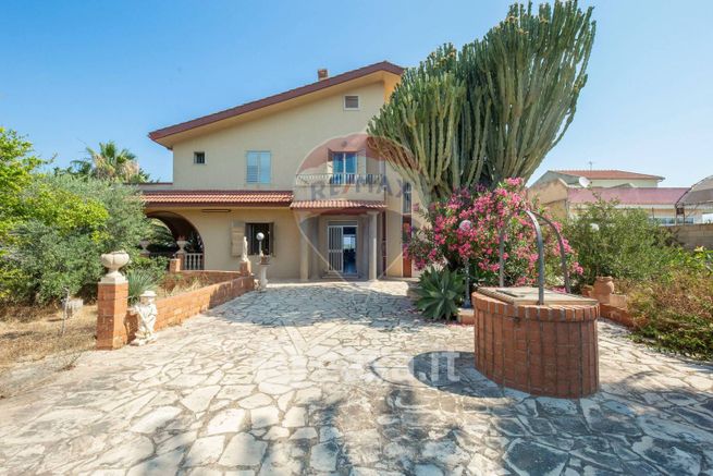 Villa in residenziale in Via delle Noci di Cocco 59