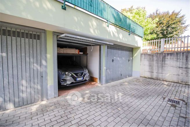 Box/posto auto in residenziale in Via Francesco Salerno 10