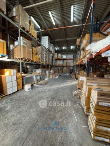 Capannone in commerciale in 