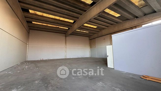 Capannone in commerciale in 