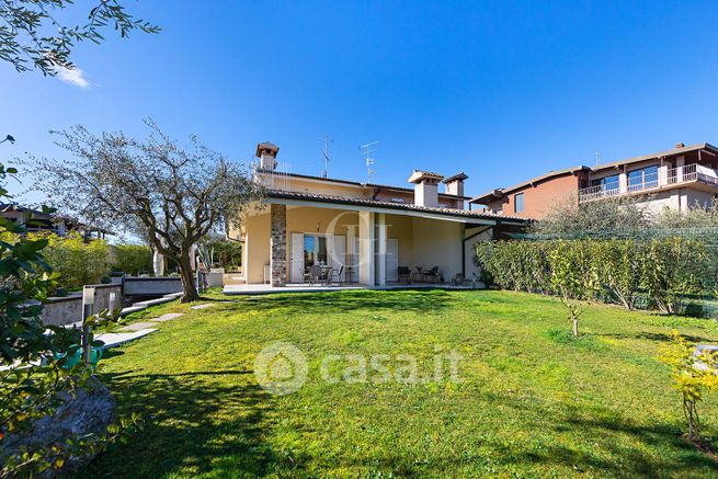 Villa in residenziale in Via Giovanni Verga 1