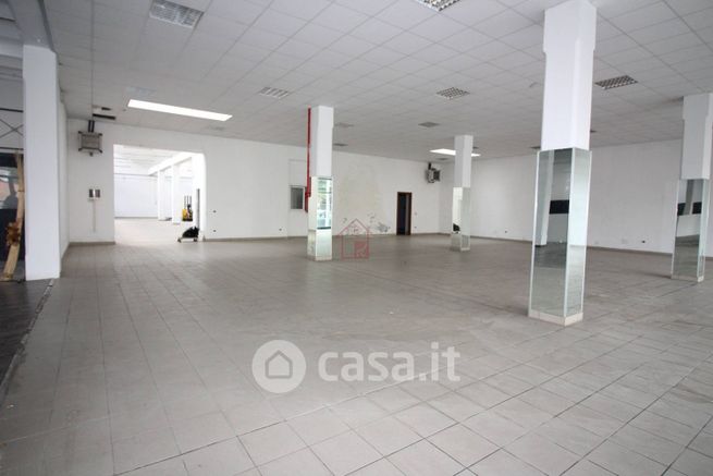 Capannone in commerciale in Via Cadore 25