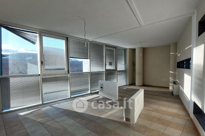 Ufficio in commerciale in Via Mario Angelucci 8