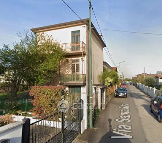 Villa in residenziale in Via Santa Rita 31