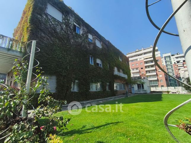 Ufficio in commerciale in Via Legnone 4