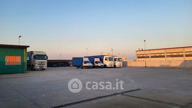 Capannone in commerciale in