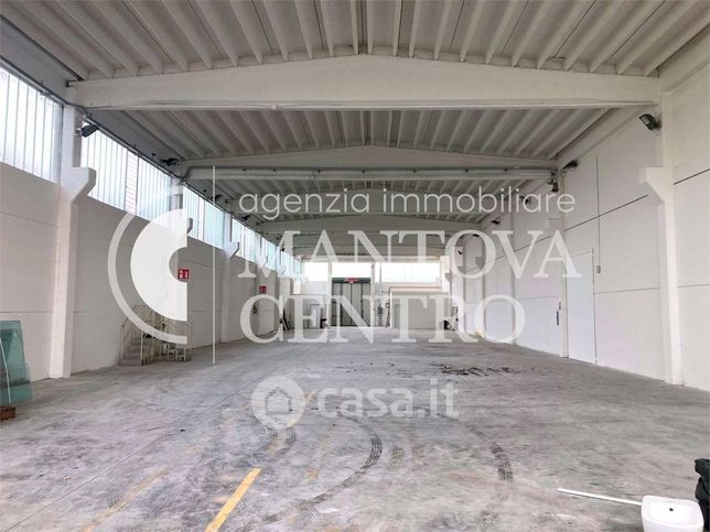 Capannone in commerciale in 