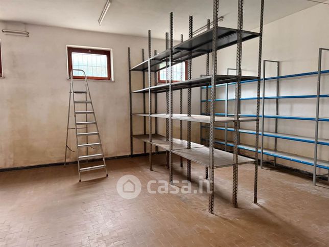 Capannone in commerciale in 