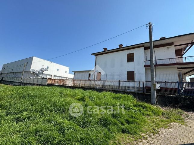 Capannone in commerciale in Via San Rocco 4