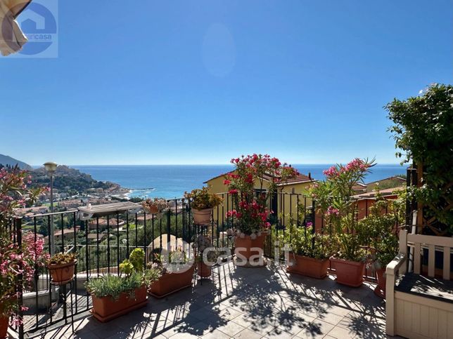 Casa bi/trifamiliare in residenziale in Salita Aicardi 50